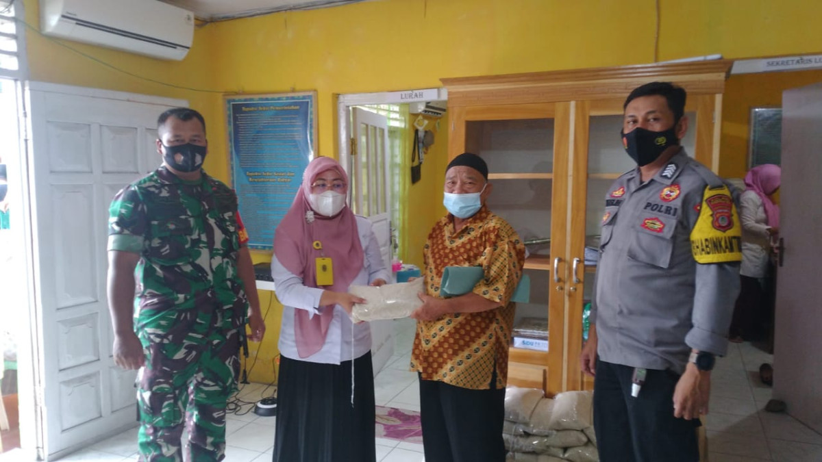 pemberian beras ke masyarakat yang di vaksin